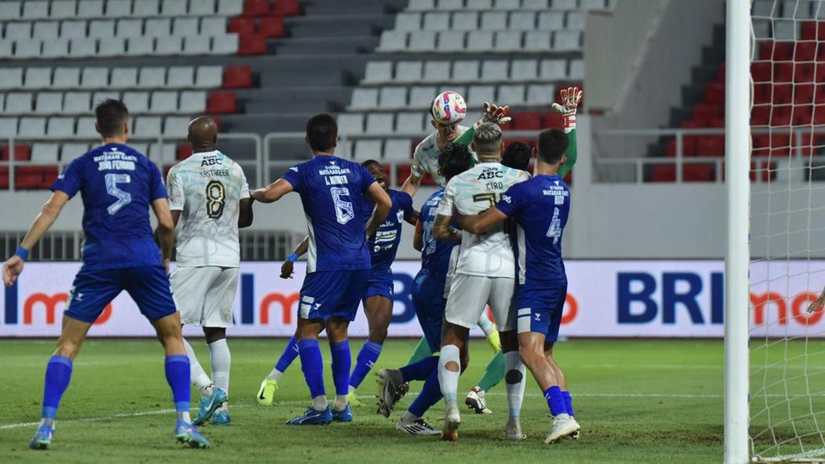 Sanjungan Bojan Hodak untuk Lini Belakang Persib Setelah Jungkalkan PSIS: Bikin Lawan Tak Punya Ruang dan Peluang