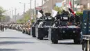 Kendaraan tempur milik Irak saat parade militer keliling Kota Baghdad, Irak, Selasa (12/7). Irak memamerkan kekuatan peralatan tempur unggulannya sebagai langkah lanjutan menggempur ISIS. (REUTERS/Khalid al Mousily)