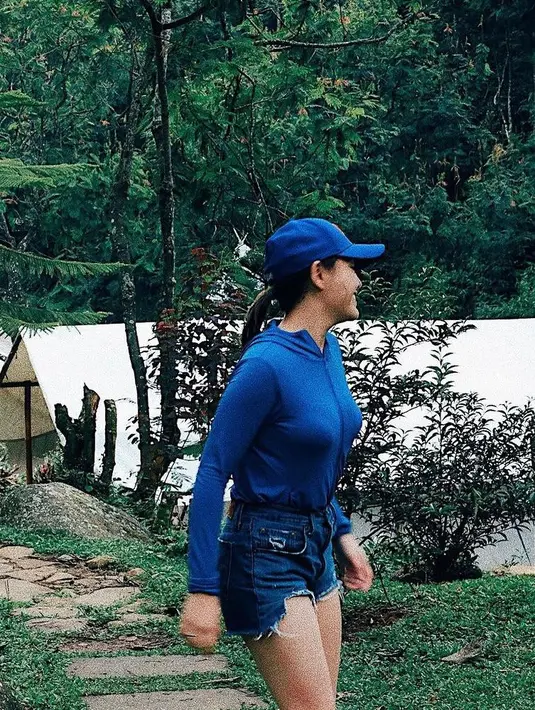 Aktivitas jalan maki tampaknya menjadi salah satu pilihan Amanda saat olahraga. Terlihat ia tetap tampil stylish mengenakan denim short pants, long sleeve top, dan topi warna biru. (Instagram/amandamanopo)