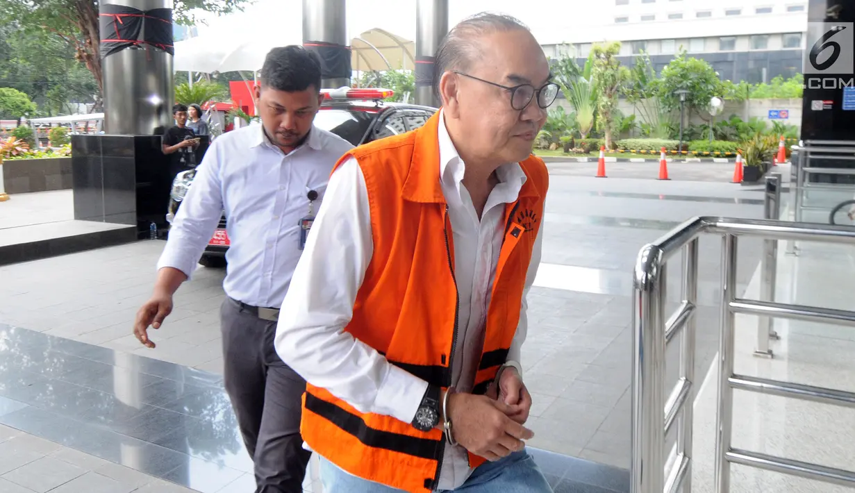 Terdakwa kasus PLTU Riau-1, Johannes Budisutrisno Kotjo berjalan masuk Gedung KPK, Jakarta, Selasa (26/2). Johannes Budisutrisno Kotjo diperiksa untuk pengembangan baru suap terkait proyek pembangunan PLTU Riau-1. (Merdeka.com/Dwi Narwoko)