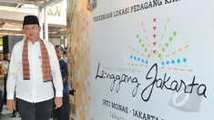 Gubernur DKI Basuki Tjahaja Purnama meresmikan kantin Lenggang Jakarta di kawasan IRTI Monas, Jakarta, Jumat (22/5). Lenggang Jakarta merupakan pusat jajanan PKL yang dikelola pihak swasta. (Liputan6.com/Herman Zakharia)