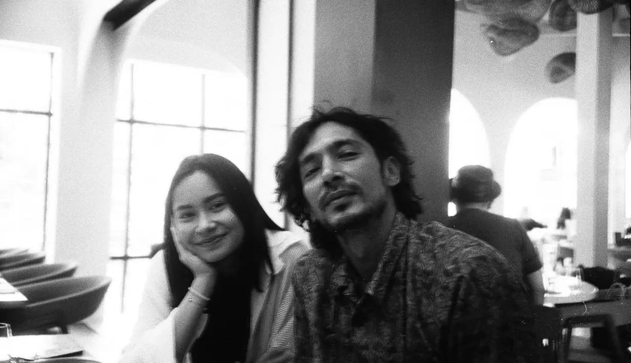 Satine dan Abimana meski jarang posting bareng, tapi so sweet saat akhirnya foto berdua. [Instagram @satinezaneta]