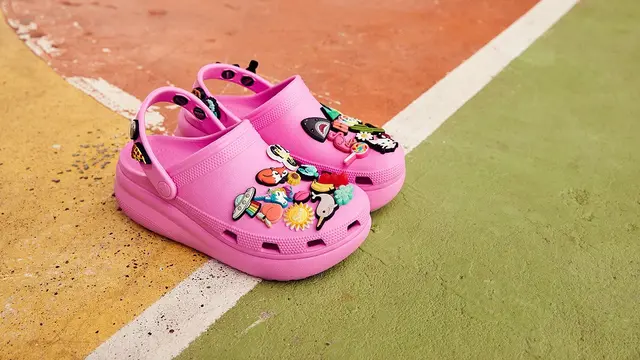 Crocs Luncurkan Koleksi Classic Crush Baru dengan Desain Sol Chunky dan Warna Segar