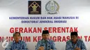 Dirjen Imigrasi, Ronny Sompie (tengah), Direktur Lalulintas keimigrasian, Maryoto Sumadi (kiri) dan Dir. Intelejen Keimigrasian, Sulistiono (kanan) memberikan keterang pers di Kementerian Hukum dan Ham, Jakarta, Jumat (28/10). (Liputan6.com/JohanTallo)