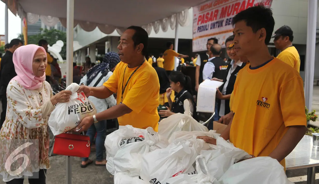 Warga menerima sembako pada Pasar Murah Ramadan 2016 di kawasan SCBD, Jakarta, Selasa (31/5). Pasar Murah Ramadan 2016 yang diadakan oleh Artha Graha Peduli itu berlangsung dari 31 Mei hingga 5 Juli mendatang. (Liputan6.com/Gempur M Surya)