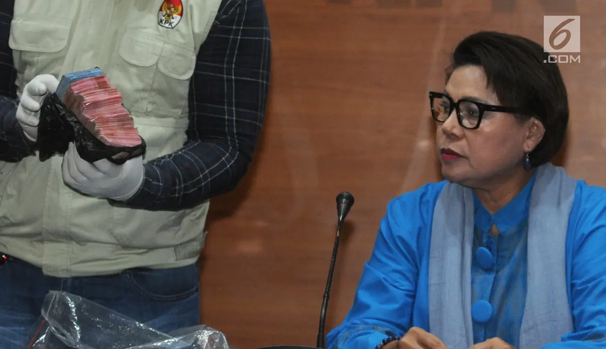 Wakil Ketua KPK Basaria Pandjaitan melihat barang bukti hasil operasi tangkap tangan (OTT) Bupati Bengkulu Selatan Dirwan Mahmud di KPK, Jakarta, Rabu (16/5). Empat orang diamankan dalam OTT di Bengkulu Selatan. (Merdeka.com/Dwi Narwoko)
