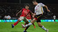 Bek Persija Jakarta, Ondrej Kudela (kanan), berusaha melepaskan umpan ke daerah pertahanan Bali United pada lanjutan BRI Liga 1 2023/2024 di Stadion Kapten I Wayan Dipta, Sabtu (30/3/2024) malam WIB. (Bola.com/Alit Binawan)