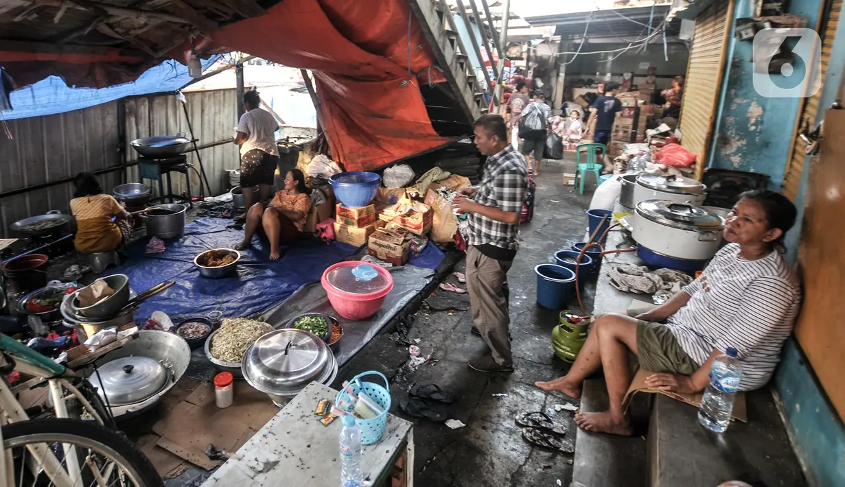 Warga memasak di dapur darurat, RW 01 Pasar Gembrong, Kelurahan Cipinang Besar Utara, Kecamatan Jatinegara, Jakarta Timur, Rabu (11/5/2022). Rumah-rumah yang terdampak kebakaran ada di wilayah RT 002, RT 003, RT 004, RT 005, dan RT 006/RW 001 Kelurahan Cipinang Besar Utara, Kecamatan Jatinegara. (merdeka.com/Iqbal S. Nugroho)