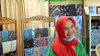 Dalmini (52) bersama batik-batik warna alam hasil karya perempuan Desa Kebon. (Foto: Liputan6.com/Anugerah Ayu)
