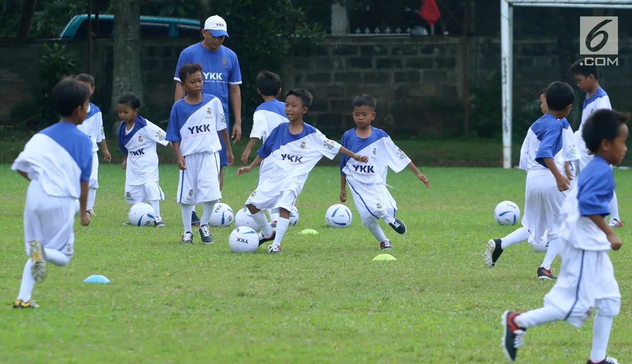 Anak-anak pra sejahtera mengikuti pelatihan sepak bola YKK Asia Group Kids Footbal Clinic  di Ciputat, Tangerang Selatan, Sabtu (7/10). Kegiatan bertujuan mencari bibit baru di dunia sepak bola. (Liputan6.com/Fery Pradolo)