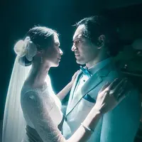 Laura Basuki dan Ario Bayu dalam film "Sehidup Semati". [Foto: Netflix]
