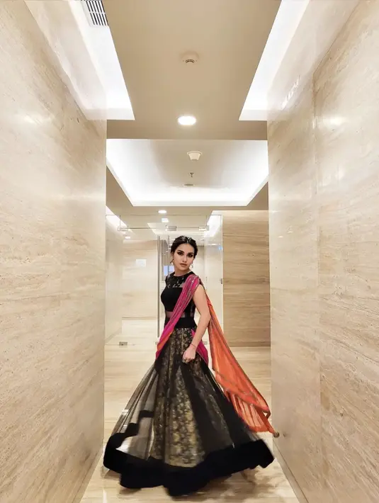 Ibunda dari Bilqis Khumairah Razak itu pamerkan pesonanya saat mengenakan baju khas India. gaya rambutnya pun membuat penampilannya semakin memukau. Ayu Ting Ting pun asyik berpose dengan berbagai macam gaya dengan latar belakang lorong yang terlihat mewah.(Instagram/ ayutingting92)