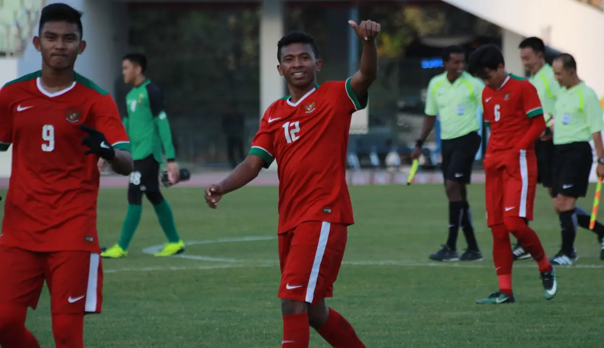 Bek Timnas Indonesia U-19, Rifad Marasabessy, merayakan kemenangan atas Brunei U-19 pada laga kualifikasi Piala Asia U-19 di Stadion Puju Public, Gyeonggi, Selasa (31/10/2017). Timnas U-19 menang 5-0 atas Brunei. (Bola.com/Media PSSI)