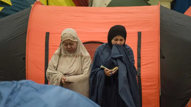 Umat Muslim I'tikaf di Masjid Habiburrahman Bandung