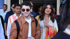 Aktris India Priyanka Chopra (kanan) dan musisi AS Nick Jonas (kiri) tiba di Jodhpur, Rajasthan, India, Kamis (29/11). Chopra dan Nick akan melangsungkan pernikahan di Jodhpur. (Sunil VERMA/AFP)