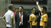 Manajer Madura United, Haruna Soemitro, diusir wasit saat pertandingan melawan PS TNI pada laga Liga 1 Indonesia di Stadion Pakansari, Bogor, Senin (18/9/2017). Madura United menang 3-2 atas PS TNI. (Bola.com/M Iqbal Ichsan)