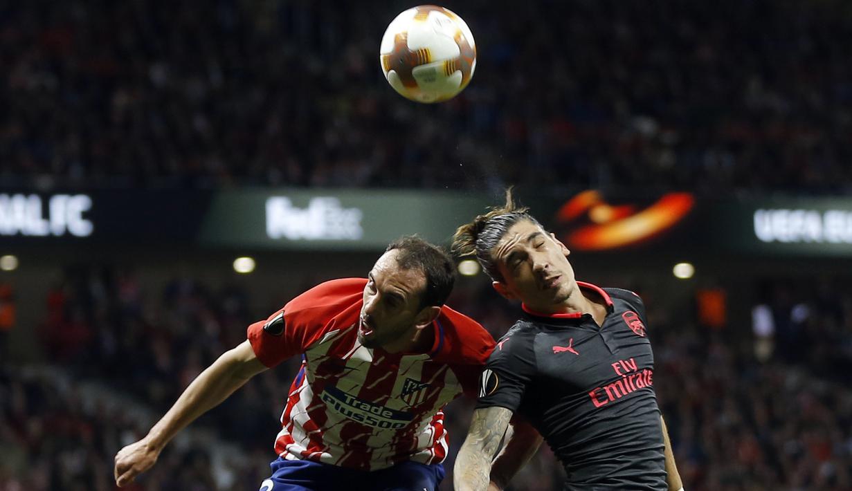 Pemain Arsenal, Hector Bellerin (kanan) dan pemain Atletico, Diego Godin melakukan duel  pada semifinal Liga Europa di Wanda Metropolitano stadium, Madrid, (3/5/2018). Atletico menang 1-0. (AP/Francisco Seco)