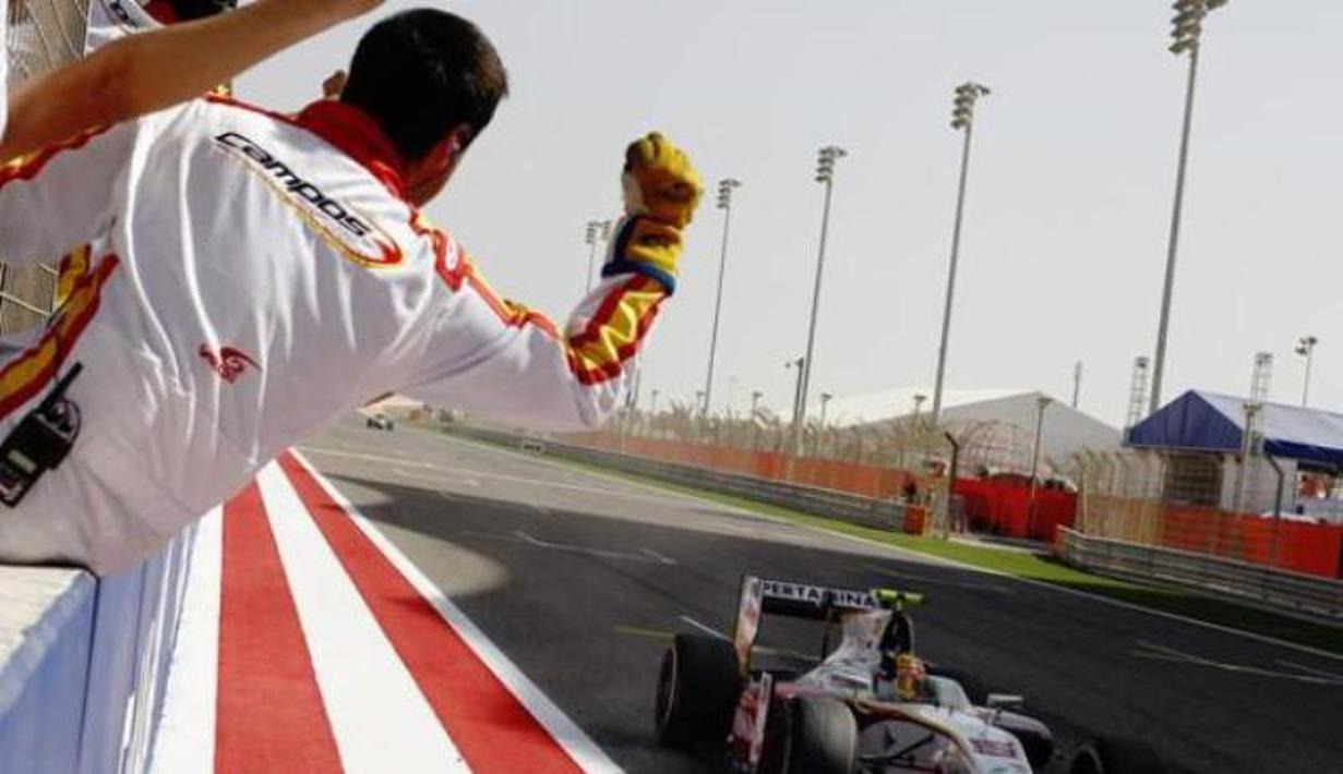 Rio Haryanto saat melintasi garis finis sebagai juara. (photo by gp2series)