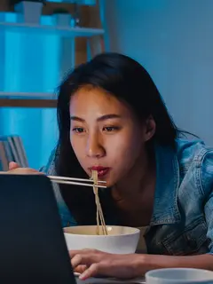 Waktu makanmu sangat berpengaruh pada metabolisme tubuh. [Dok/freepik.com/tirachardz]