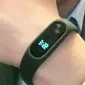 Tampilan Mi Band 2 oleh CEO Xiaomi Lei Jun (sumber: androidauthority.com)