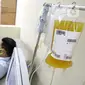 Pasien sembuh COVID-19 mendonorkan plasma darahnya di Unit Donor Darah (UDD) PMI DKI Jakarta, Rabu (23/6/2021). PMI DKI Jakarta mengajak para penyintas yang sembuh mendonorkan plasma darah konvalesen untuk membantu pasien COVID-19 yang dalam perawatan. (Liputan6.com/Faizal Fanani)