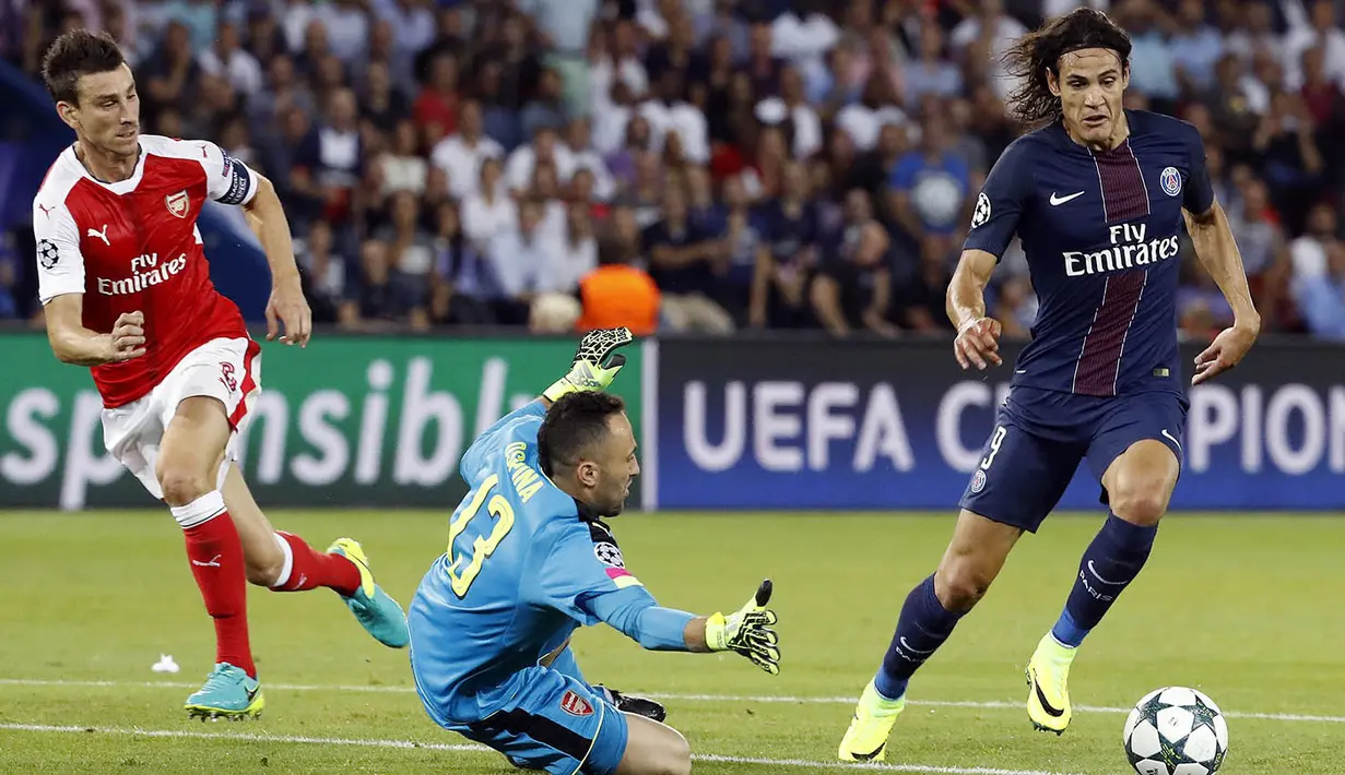 Striker PSG, Edinson Cavani, berusaha melewati kiper Arsenal, David Ospina, pada laga Liga Champions di Stadion Parc des Princes, Paris, Prancis, Rabu (14/9/2016). Kedua tim bermain imbang 1-1. (EPA/Etienne Laurent)