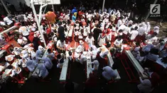 Puluhan siswa-siswi menggosok gigi pada Hari Kesehatan Gigi dan Mulut Sedunia 2018 di SDN Tebet Timur 01 Pagi, Jakarta, Selasa (20/3). Kegiatan ini mengajak siswa untuk lebih peduli menjaga kesehatan gigi dan mulut. (Liputan6.com/Pool/Doni)