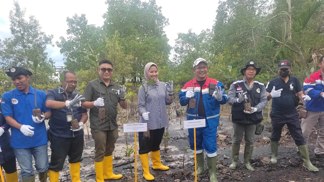 Pertamina RU II Sei Pakning melakukan penanaman bibit di Ekowisata Hutan Mangrove di Desa Pangkalan Jambi, Riau, Selasa (25/10/2022) (Liputan6.com/Jonathan Pandapotan Purba).