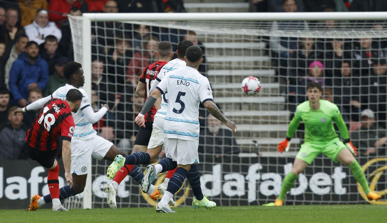 Pemain Bournemouth, Matias Vina (kiri), menendang bola ke gawang Chelsea yang membuahkan gol penyeimbang dalam pertandingan lanjutan pekan ke-35 Liga Inggris 2022/2023 yang berlangsung di Vitality Stadium, Sabtu (6/5/2023). (AFP/Ian Kington)