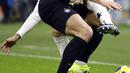 Pemain Inter Milan Skriniar (depan) memperebutkan bola dengan pemain Benevento Gianluca Caprari pada pertandingan Serie A Liga Italia di Stadion San Siro, Milan, Italia, Sabtu (30/1/2021). Inter Milan membantai Benevento 4-0. (AP Photo/Luca Bruno)
