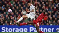 Penyerang Manchester United asal Slovenia, Benjamin Sesko (kiri) berebut bola dengan bek Liverpool asal Prancis, Ibrahima Konate saat pertandingan pekan ke-8 Liga Premier Inggris di Stadion Anfield, Liverpool pada Minggu 19 Oktober 2025. (PETER POWELL/AFP)