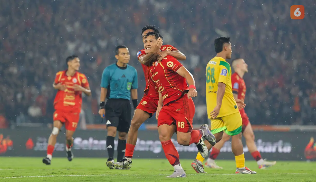 Pada menit ke-54, gol Emaxwell Souza De Lima menambah keunggulan Persija atas Persebaya. Tampak dalam foto, pemain Persija, Emaxwell Souza De Lima (tengah) merayakan golnya saat melawan Persebaya pada pertandingan pekan ke-27 BRI Super League 2025/2026 di Stadion Utama Gelora Bung Karno (SUGBK), Jakarta, Sabtu (11/4/2026). (Bola.com/Bagaskara Lazuardi)