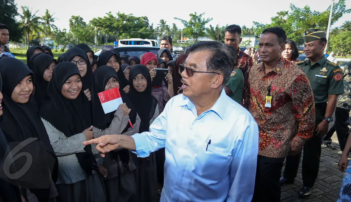 Wapres Jusuf Kalla mengunjungi SMP-SMA Boarding Athirah, Makassar, Sabtu (6/6/2015). JK tampak berdialog dengan sejumlah siswa yang telah menunggunya. (Liputan6.com/Faizal Fanani)