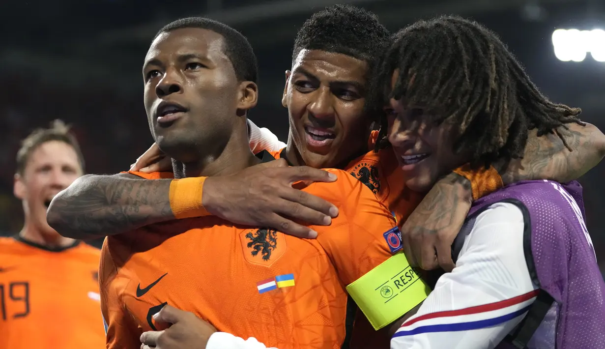 Pada babak ke dua, tepatnya menit ke-52, Belanda akhirnya memcah kebuntuannya. Kesalahan Bushchan ketika menghalau umpan silang dari Dumfries, dimanfaatkan oleh Wijnaldum menjadi gol. Belanda unggul atas Ukraina dengan skor 1-0. (Foto: AP/Pool/Peter Dejong)