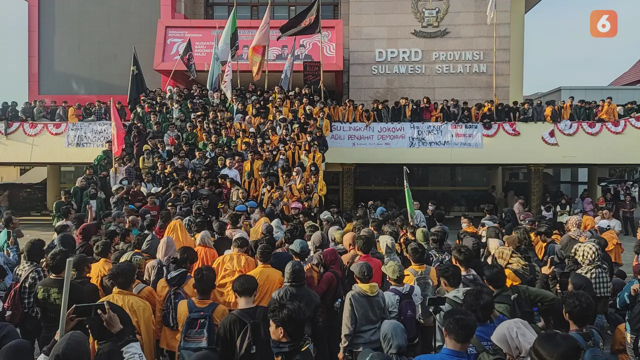 Massa aksi 'Peringatan Darurat, Kawal Putusan MK' duduki kantor DPRD Sulsel (Liputan6.com/Fauzan)