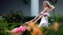 Putri Presiden AS Donald Trump, Ivanka Trump bermain dengan putrinya Arabella Kushner di Kebun Mawar di Congressional Picnic di Gedung Putih, Washington (22/6). Ivanka cantik mengenakan dress bermotif bunga dengan bahu terbuka.  (AP Photo/Alex Brandon)