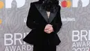 Di BRIT Awards, Harry Styles bergaya androgini dengan set blazer suede dan bunga besar di leher [@directioners_and_harries]