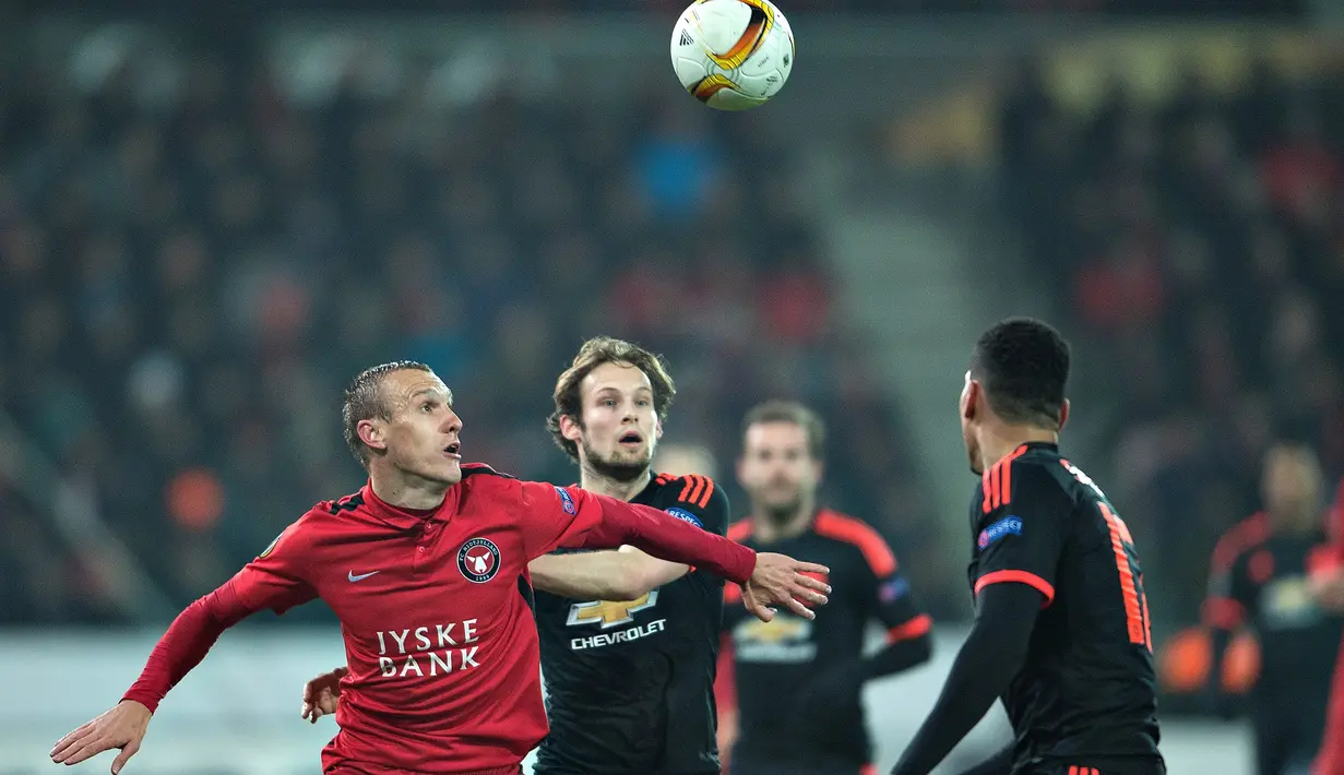 Perebutan bola antara pemain Midtjylland dengan pemain MU pada laga leg pertama 32 besar Liga Europa di Stadion MCH Arena, Hernin, Denmark, Jumat (19/2/2016) dini hari WIB. (AFP/Scanpix Denmark/Henning Bagger)