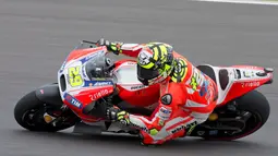 Pebalap tim Ducati, Andrea Iannone akan mengawali balapan dari urutan ketiga. Dia hanya terpaut 0.665 detik atas Marquez. (AP Photo/Natacha Pisarenko)