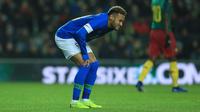 Penyerang timnas Brasil dan PSG, Neymar Jr menahan sakit saat laga uji coba melawan Kamerun di Stadion MK, Buckinghamshire, Rabu (21/11). Neymar mengalami cedera sesaat setelah melepas sepakan jarak jauh yang masih melambung. (Mike Egerton, PA via AP)