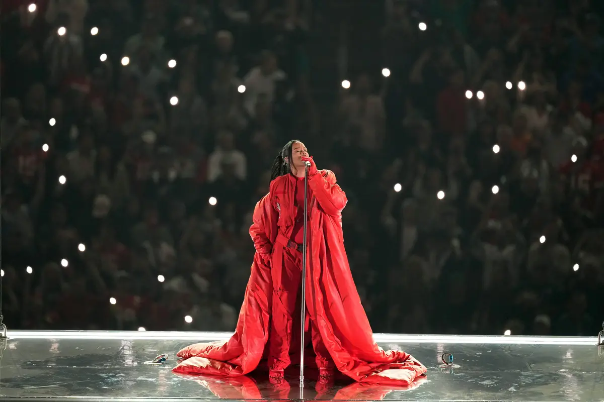 Hamil Anak Kedua, Rihanna Curi Perhatian di Super Bowl 2023