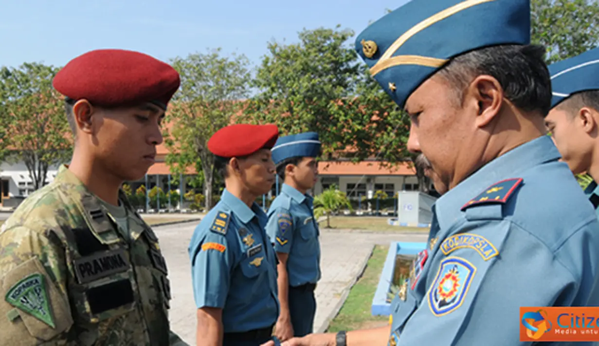 Citizen6, Surabaya: Kobangdikal kembali meluluskan 69 Prajurit TNI AL terbaiknya yang memiliki spesialisasi intelijen dan Pasukan Katak, di Lapangan Apel Kodikopsla, Ujung, Surabaya, Kamis (2/8). (Pengirim: Penkobangdikal).