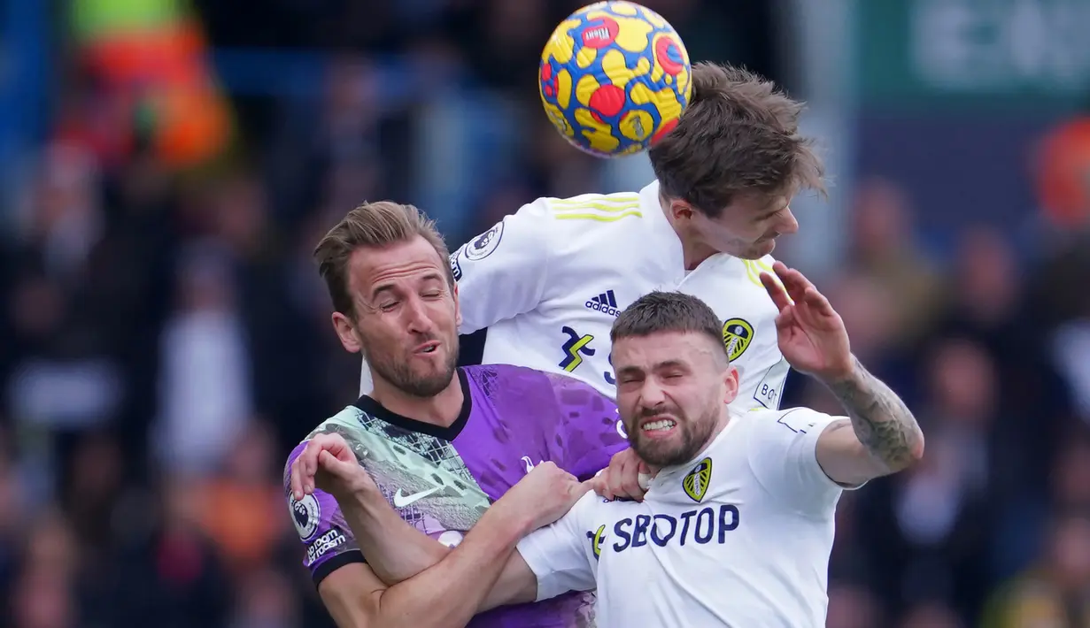 4-0. Kemenangan 4-0 juga pernah dicetak sebelumnya oleh Tottenham Hotspur atas tuan rumah Leeds United di pekan ke-27 Liga Inggris 2021/2022, 26 Februari 2022. Keempat gol Spurs dicetak oleh empat pemain berbeda, Matt Doherty, Dejan Kulusevski, Harry Kane dan Son Heung-min. (AFP/Jon Super)