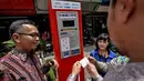 Seorang warga saat akan menggunakan mesin parkir elektronik ketika diresmikan di Jalan Boulevard Raya, Kelapa Gading, Jakarta, Rabu (25/3/2015). (Liputan6.com/Faizal Fanani)