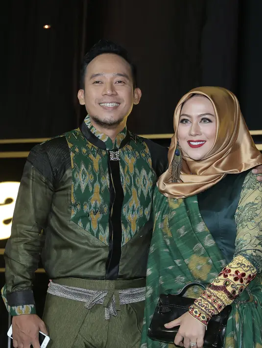 Meski Denny tidak memaksa, tapi ia selalu memberi kode saat sang istri mengenakan hijab. Denny berharap, sang istri bisa berhijab secara istiqomah. (Galih W. Satria/Bintang.com)