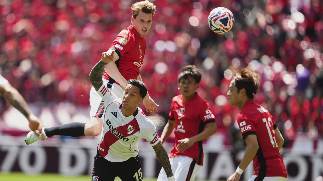 Marius Hoibraten menanduk bola di atas Sebastian Driussi di laga River Plate vs Urawa Red Diamonds di Piala Dunia Antarklub 2025, Rabu (18/06/2025). (AP/Lindsey Wasson)