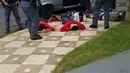 Tahanan yang melarikan diri ditangkap kembali setelah kerusuhan yang memicu kebakaran di Pusat Progresi Lembaga Pemasyarakatan, Sao Paulo, Brasil, Selasa (24/1). Para napi membakar salah satu ruang tahanan sebelumnya melarikan diri  (STR/RECORD TV/AFP)