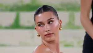 Hailey Bieber Bikin Bra dan Pakaian Dalam Kim Kardashian Ludes dalam Hitungan Jam