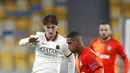 Pemain AS Roma Marash Kumbulla (kiri) memperebutkan bola dengan pemain Shakhtar Donetsk Tete pada pertandingan leg kedua babak 16 besar Liga Europa di Stadion Olimpiyskiy, Kyiv, Ukraina, Kamis (18/3/2021). AS Roma menang dengan skor 2-1. (AP Photo/Efrem Lukatsky)