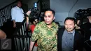 Anggota DPR Fanny Syafriansyah (kiri) saat tiba di Kantor Reskrimum Polda Metro Jaya untuk menjalani pemeriksaan, Jakarta, Senin (29/2/2016). Ivan Haz diperiksa sebagai tersangka kasus dugaan KDRT terhadap PRT. (Liputan6.com/Helmi Fithriansyah)